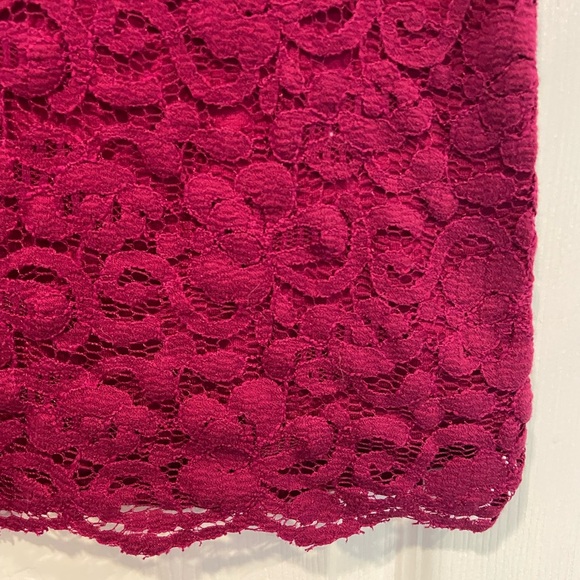 New York & Co Size M Magenta Lace Short Sleeve Stretch Zip Back Top - Picture 5 of 14